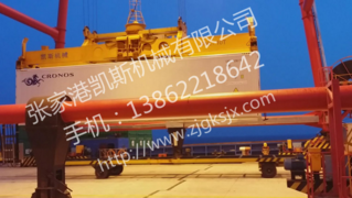 双箱液压伸缩集装箱吊具图1