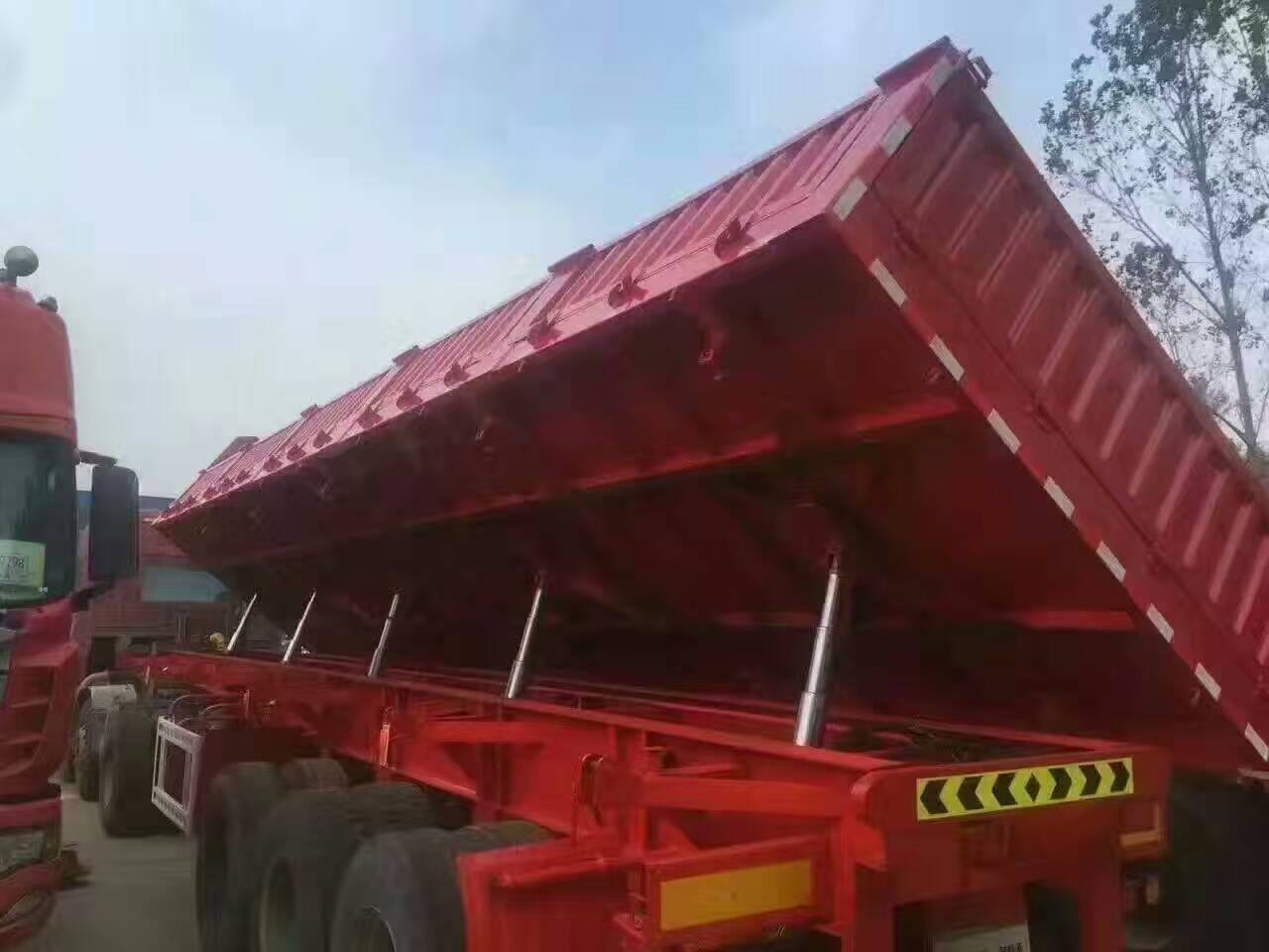 邢台侧翻自卸半挂车价格-梁山县远东交通设备图1