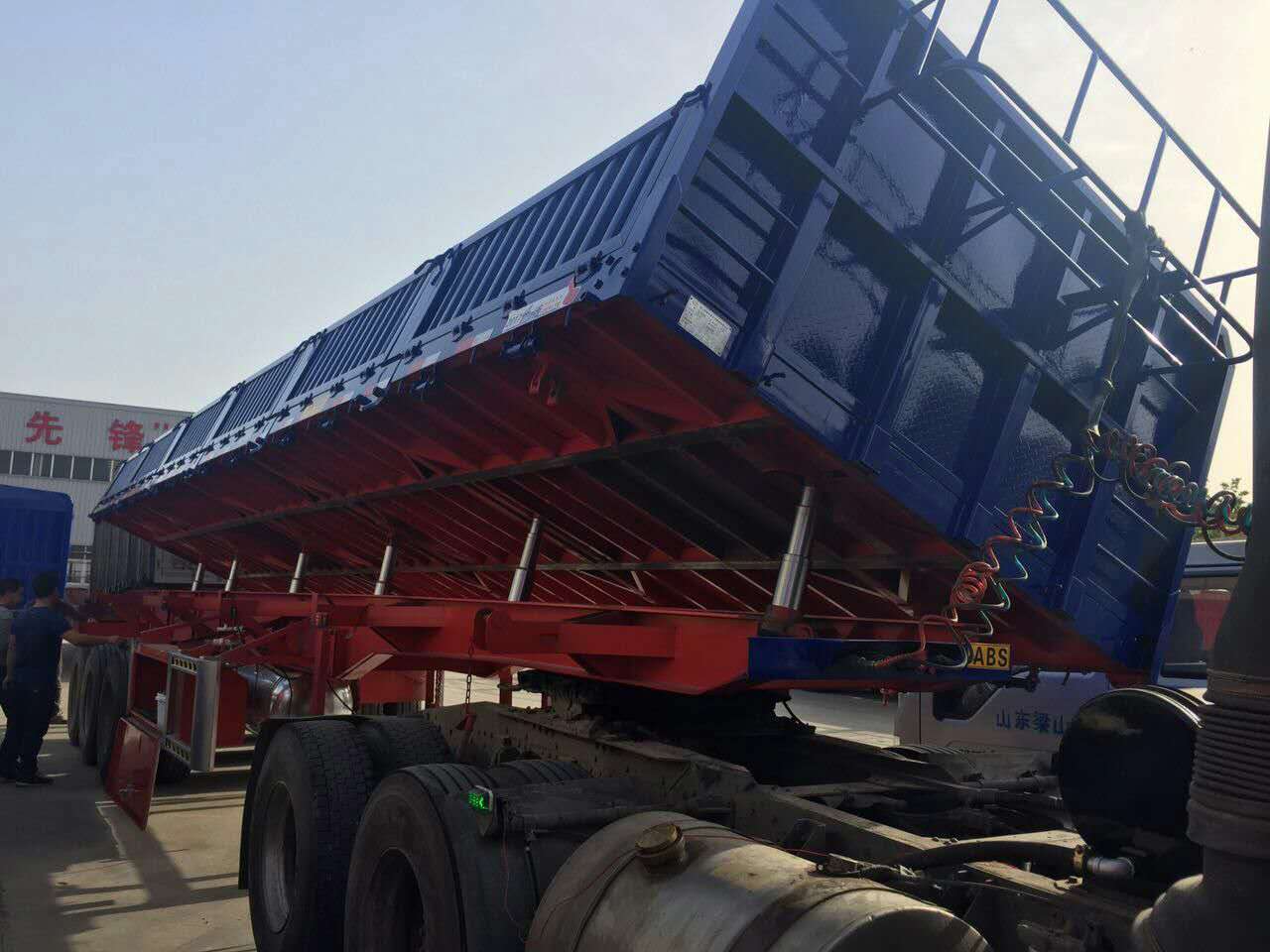 侧翻自卸货车-梁山县远东交通设备图1