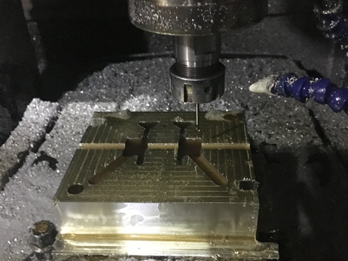 加工中的模具厂家直营/天晟图1