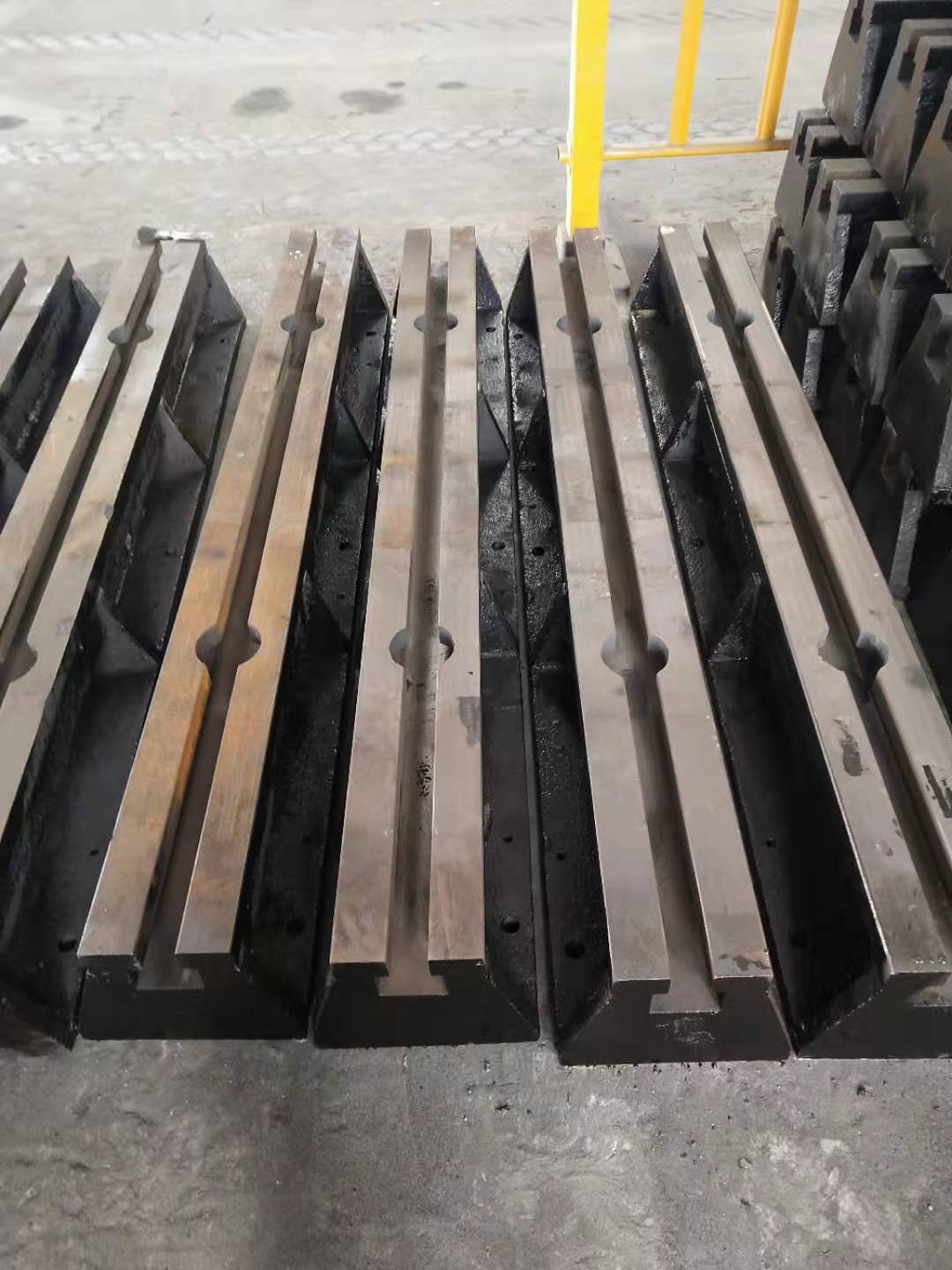 国内专业做地梁厂家在哪-泊头亮健机械