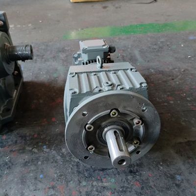 厂家供应DR系列斜齿轮硬齿面减速机立式安装带法兰 东霸传动图2