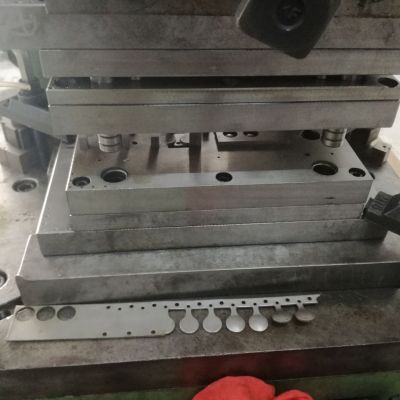 东莞厂家定制电子五金冲压弹片模具 非标五金开模冲压图2