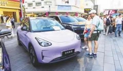 春熙路上 “武汉造”汽车试乘试驾人气旺